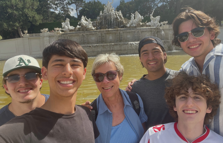 Rotary-Austauschschüler mit Gaby Henzmann im Schlosspark Schönbrunn in Wien (Foto: zvg)